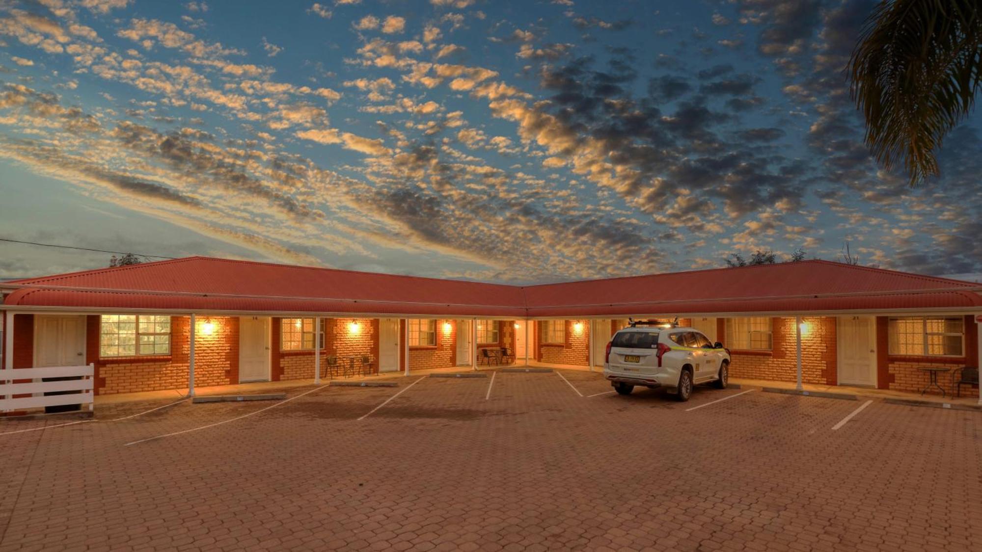ברוקן היל Charles Rasp Motor Inn & Cottages מראה חיצוני תמונה